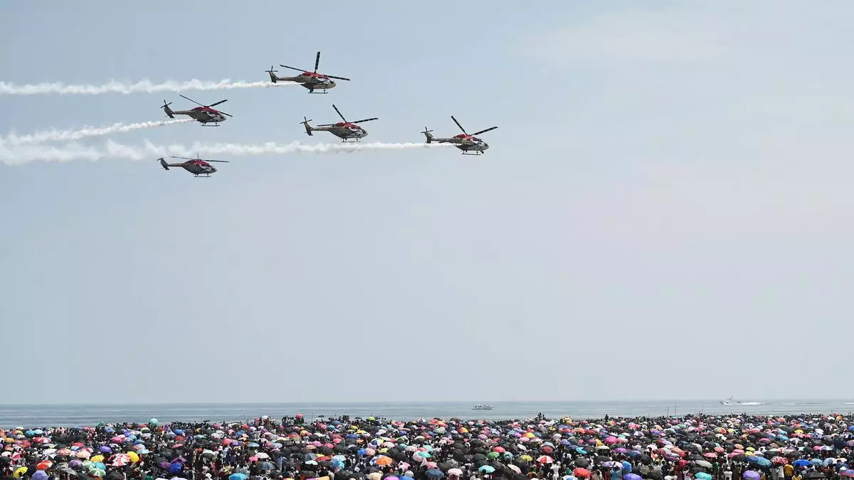 Chennaites flock to Marina Beach for spectacular IAF airshow